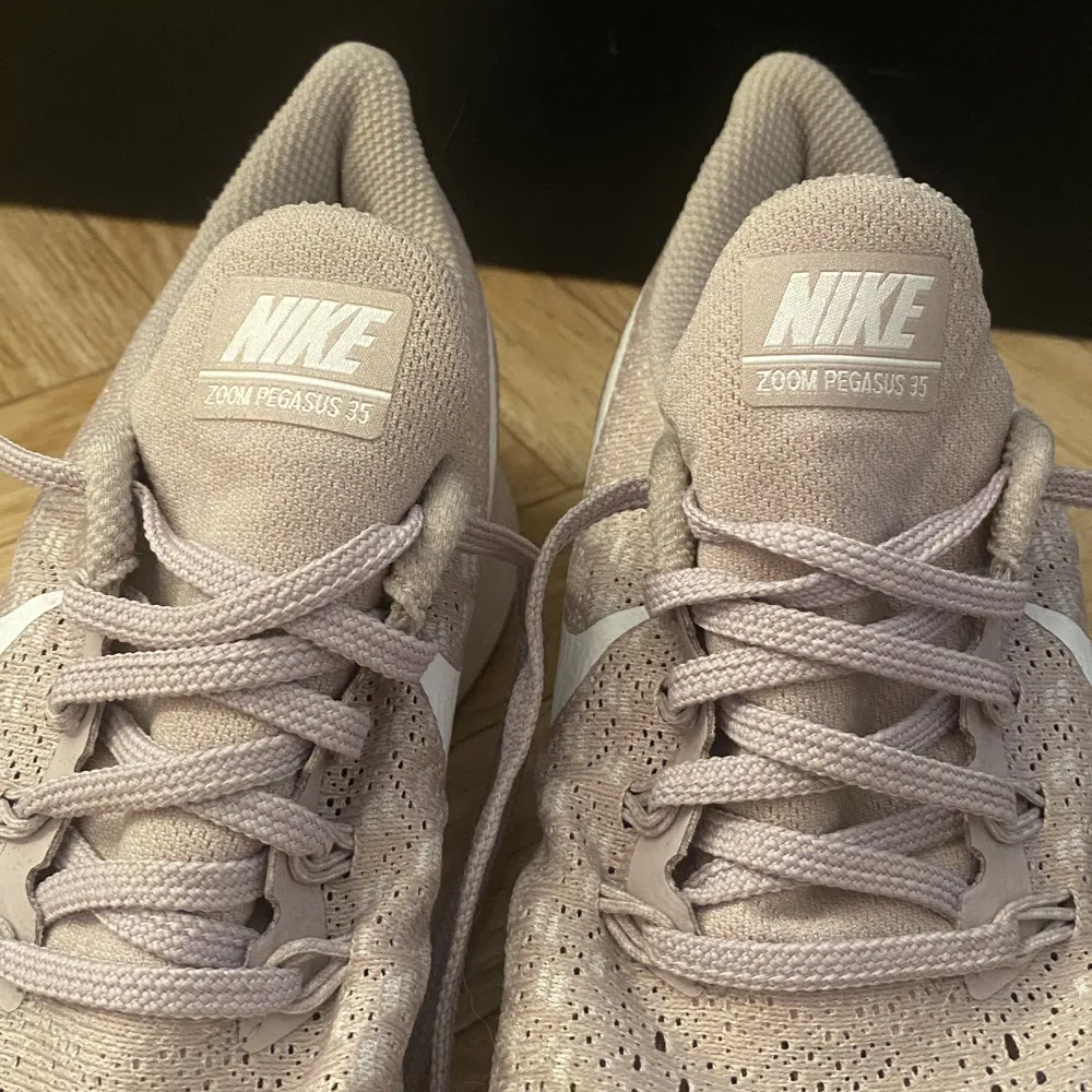 Nike skor, nästan aldrig använda så dom är inte uttöjda/sne slita eller nått sånt🤍. Skor.