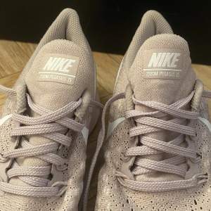 Nike skor, nästan aldrig använda så dom är inte uttöjda/sne slita eller nått sånt🤍
