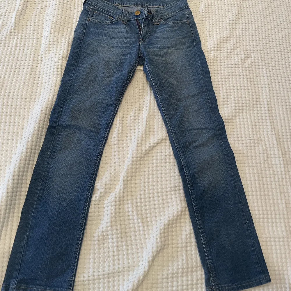 Lågmidjade jeans från crocker med straight fit. Coola detaljer på baksidan. Storlek 27 i midjan. Passar mig som är 162 i längden. . Jeans & Byxor.