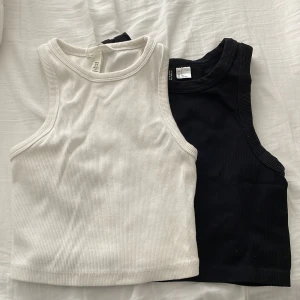 High-neck linnen - 2st high neck linnen i vit och svart. Båda från h&m och i stl S. De är lite skrynkliga från att ha suttit i garderoben ett tag (går bort i tvätten) men annars bra skick och har inte fläckar. Säls då de är för små på mig💗⚡️