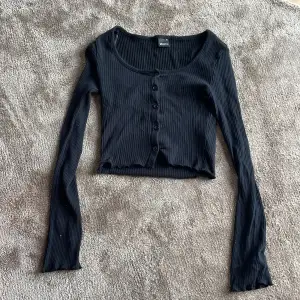 Säljer denna svarta långärmade tröjan från Gina tricot som är croppad💖Storlek xs😊 Köparen står för frakt