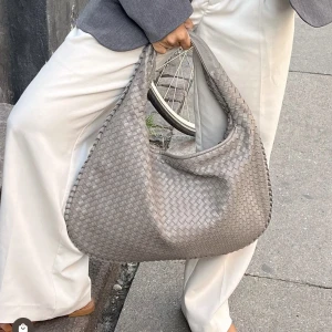 Design by si väska - Säljer en helt ny super snygg ljusgrå väska från design by si, köpte två färger och säljer därför denna 🤍 säljer inte för under 500kr då jag fortfarande gillar den 🤍