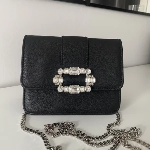 Handväska  - En jättefin handväska från dondonna som är i jättefint skick, tror inte att den säljs längre, pris kan diskuteras, den är som ny, kom privat för fler bilder😊