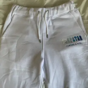Helt nya vita trapstar shorts med blåa detaljer på! Riktigt skönt material! 