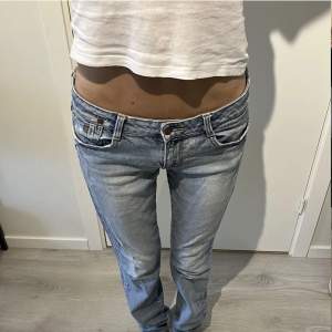 Jätte fina lågmidjade jeans som jag köpt på Plick, den  första bilden är lånad💕midjemått rakt över 38cm, innerbenslängd 83cm