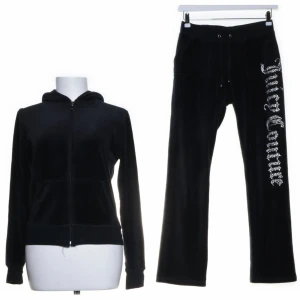 Juicy couture set - Säljer mitt juicy couture set! Det är såklart äkta och i väldigt fint skick💞 Storlek M men sitter mer som en S, går enda ner i backen på mig som är 165! Skriv privat för fler bilder! Jag köpte det  second hand för 1500kr för ca 1 år sen🫶🏼