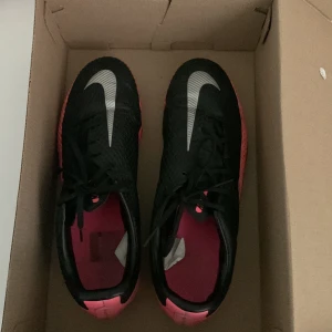 Nike Phontom fotbollskor - Säljer ett par Nike  phantom fotbollsskor i nyskick, nästan aldrig använda. Dessa skor är även slutsålda nästan över allt och de är väldigt svårt att få tag i dom.  Hör av er vid fler frågor// pris kan diskuteras vid snabb affär.🤙