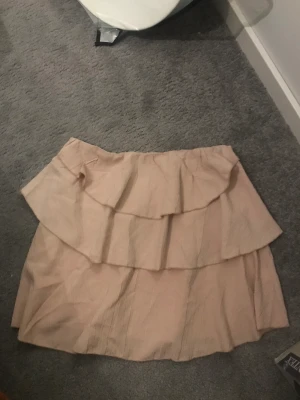 Fin volang topp❣️ - Säljer denna gulliga volang topp säljer pågrund av att dne inte kommer till användning❣️❣️ Pris kan diskuteras!! (Skriv om ni vill ha bättre bild elr har några frågor❣️❣️