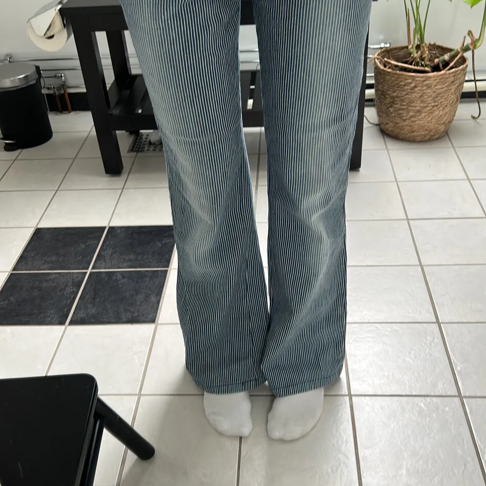 Jag säljer nu mina fina randiga jeans! De är bootcut och lågmidjade. Perfekta och i bra skick.  Från märket Miss PG. Det står ingen storlek men uppskattar XS-S. Hör av er vid frågor💖. Jeans & Byxor.