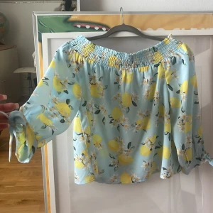 Offshoulder  - Off shoulder tröja