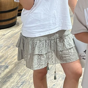 Zara kjol - Säljer denna superpopulära kjolen från zara!!! Superfin grön färg med snygg passform!!! Har shorts inuti vilket är dunder💗💗