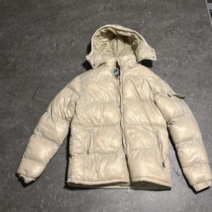 Jacka  - Jag Säljer en jacka som är köpt på Zalando helt oanvänd  Priset kan diskuteras 