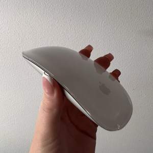 Magic Mouse 2. Apple. Trådlös. Aldrig använd. Pris: 500kr