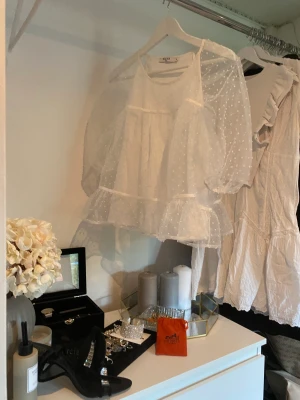 Topp NAKD - Topp från NA-KD. Köpt för 300kr💕 Storlek S/M. Jättefin puffärm, använd 1 gång.