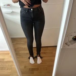 Jeans  - Jeans från zara med slits nedtill, storlek 36. 