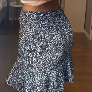 prickig omlott kjol  - säljer denna omlott kjol, helt oanvänd, den är i s men passar xxs-s💞