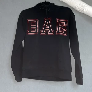 Hoodie svart ”BAE” - Svart hoodie 65% polyester 30% bomull