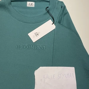 CP COMPANY sweatshirt  - CP COMPANY sweatshirt  Helt ny  Nypris:2000kr  Kvitto och tags finns  Skicka iväg ett meddelande vid frågor eller funderingar! Finns i Sundsvall men kan fraktas över hela Sverige med fri spårbar frakt! 