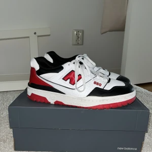 New Balance 550 - Köpte dessa för 1 och ett halvt år sen. Använda en gång. Condition 9.5/10. Nypris ca 2000kr. Storlek 42. 