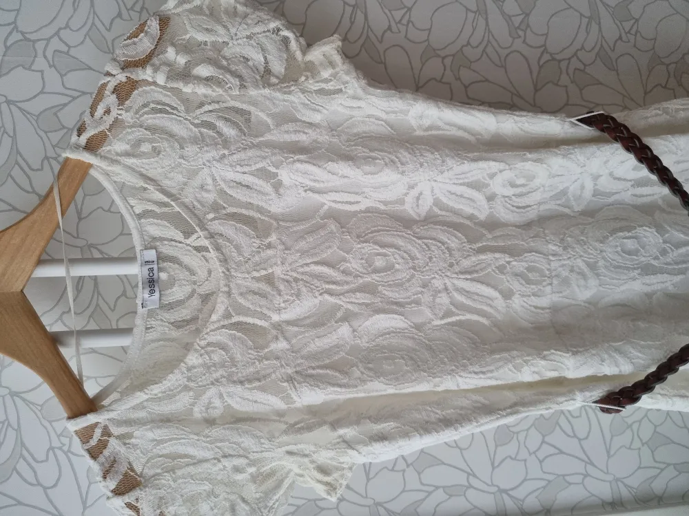 Nice dress in size XS/S. The length is approximately above the knees, and the colour is off-white, lightbeige. Used a few times.. Klänningar.