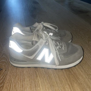New Balance 574 - Superfina, sparsamt använda & är i bra skick!!  Passar mig som har strl 38/39 också.