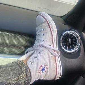 Köpe nu! - Dom har typ några små fläckar och så har den gamla sulan går sönder så har bytt till en ny 