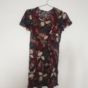 Höstig kortklänning  - Mönstrad smått ribbad "t-shirtklänning" (ärmarna smått missvisande på bild pga galgen.   Köpt second hand i gott skick 🤗 Märke och storlek okänt. Men utan tvekan XS-S