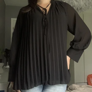 blus - Riktigt snygg blus köpt nu i somras men knappt använd. Nyskick 🙃🙃