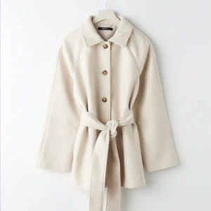 Beige kappa - Säljer min jättefina kappa från Gina Tricot i storlek M. Köpt förra hösten men är nu helt slutsåld, den är använd ett fåtal gånger och fortfarande i bra skick. Köpt för 600 kr men säljer nu för 299 kr. Skriv privat om ni vill ha egna bilder💞