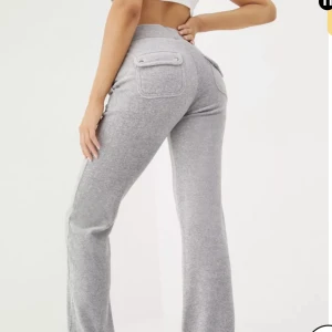 Juciy byxor - Säljer mina älskade juciy byxor i grå för dom är lite förstora för mig, säljer dom för 500+frakt eller byte mot ett par andra juciy i en annan färg eller mindre storlek. Inga dekfekter på dom alls, köpta för 1100kr 💞 