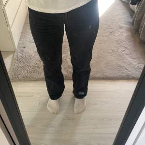 Raka jeans från Gina tricot i storlek 34 