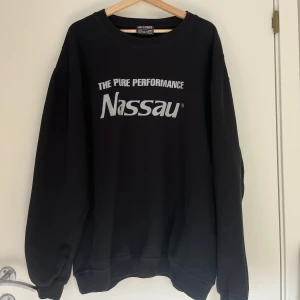 Sweatshirt  - Säljer svart sweatshirt i storlek XL. Tidigare köpt på plick men den är i bra skick 😀