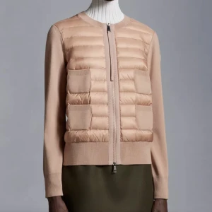 Moncler cardigan  - Säljer denna jättefina cardigan från moncler. Skicket är jättebra och nypris är ca 7500kr