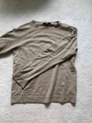 Cashmere tröja  - Jötte fin beige cashmere tröja från uniqlo! Har tyvvör ett hål i armhålan🥰pris kan diskuteras