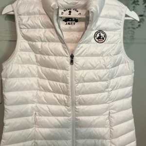 Jott väst  - Jag säljer nu min nästan helt oanvända jott väst i strl s i dammodell. Jag har använt den max tre gånger. Inga skador på västen. Den är äkta och köpt på Jackie för 1700😊