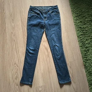 Lågmidjade jeans - Ett par mörkblåa lågmidjade jeans från VILA. Säljes då de är förstora för mig :) 