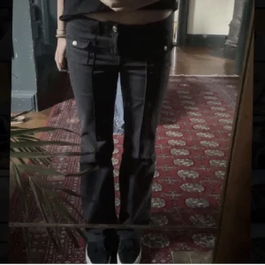  Low waist Cargo jeans - Hm super populära cargo jeans. Slutsåld överallt ! Låg midjade och bootcut🫶🏻 helt nya med prislapp!  köp direkt för 550❤️ säljer i både storlek 40 och 36! (Denna annons är 36)  Första bild lånad