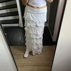 Volangkjol - Eftertraktad Volangkjol som aldrig kommer till användning 💕väldigt stretchig så passar de flesta🫶🏻