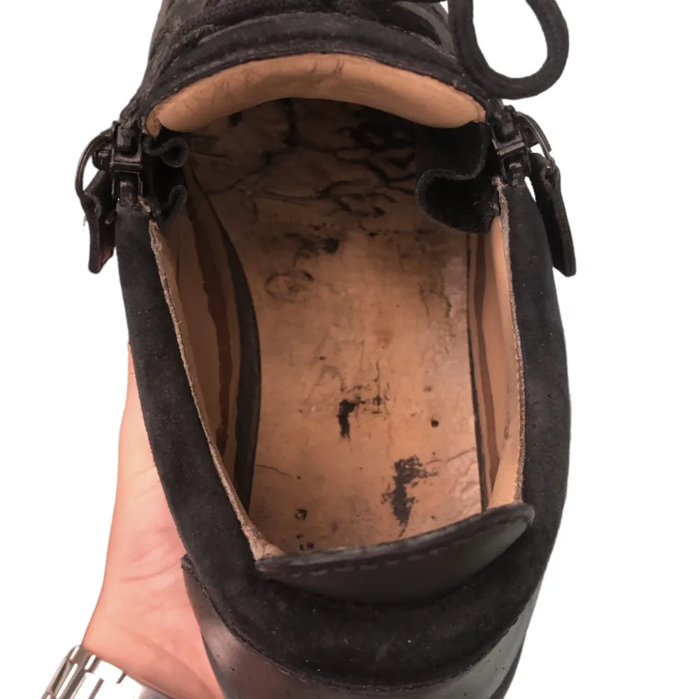 Säljer nu dessa riktigt snygga Giuseppe Zanotti skorna, skulle säga att skicket är 6/10 eftersom innersulan behöver bytas men annars i bra skick. Storlek 41 Skriv vid frågor eller funderingar. Skor.