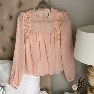 Jätte gullig blus från Zara. Har inga tecken på användning. 🌸 Väldigt fint blommönster vid axlarna, överlag väldigt söta detaljer och väldigt söt färg. 💝💝