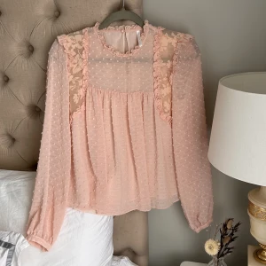 Fin blus - Jätte gullig blus från Zara. Har inga tecken på användning. 🌸 Väldigt fint blommönster vid axlarna, överlag väldigt söta detaljer och väldigt söt färg. 💝💝