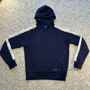 GANT Hoodie (S) - En mysig marinblå hoodie från GANT. Storlek S. Den kommer inte till användning längre. 💙