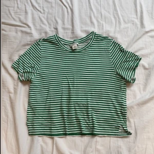 Tshirt  - Super söt grön randig topp 😍