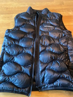 Peak performance väst strl 170 - Svart väst från Peak performance strl 170,  knappt använd, som ny. 