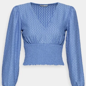 Blus - Säljer denna superfina blus från vero Moda då jag inte fått användning för den. Helt oanvänd och lappen kvar. Nypris 329kr.❤️