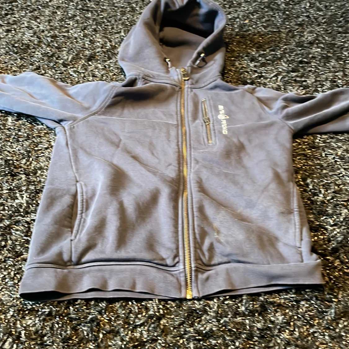 Hej jag säljer den här fina mörk blåa sail racing hoddien anledningen för att jag säljer den är pågrund av att den är för liten tröjan är i nyskick och den har inga hål tröjan är i storlek 150 cm pris kan diskuteras vid köp av tröjan💙🥶🧵🔵 - 90