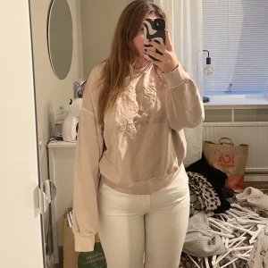 Collage tröja - En fin beige collegetröja. Köppt på bikbok stl XS-S men stor i storleken så passar många 