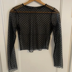 Mesh topp - Säljer denna prickiga mesh top då den e lite liten på mig. Väldigt fint skick. Lappen är bortklippt men känns som en s/m.