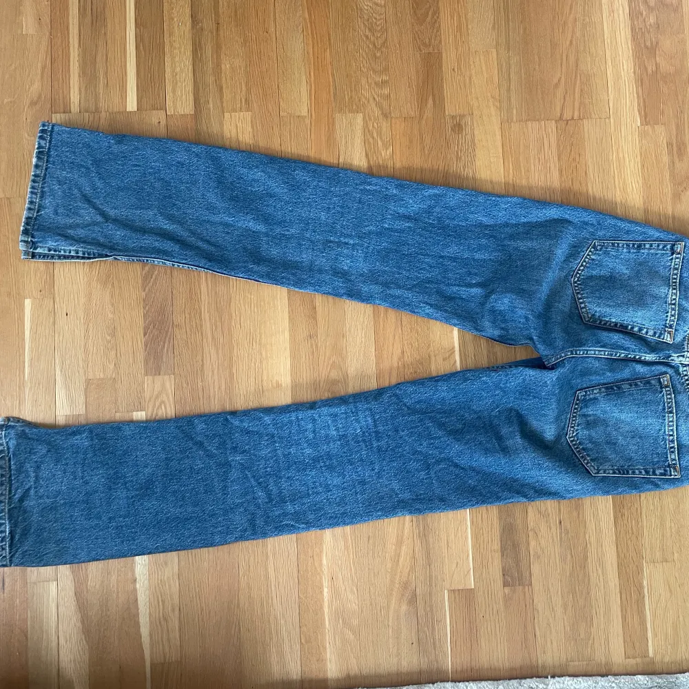 Superfina jeans från Berskja som tyvärr blivit alldeles försmå. Har en fin slits där nere vid insidan🫶🏻. Jeans & Byxor.