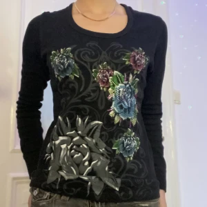 långärmad tröja - superfin svart tröja med rhinestones köpt secondhand. från barnavdelningen men passar xs lite kort i ärmarna dock men funkar! bra skick 🖤